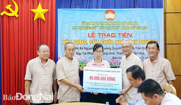 Đại diện Ban Trị sự Thất phủ cổ miếu Biên Hòa trao bảng tượng trưng số tiền hỗ trợ gia đình bà Nguyễn Thị Phương Quỳnh