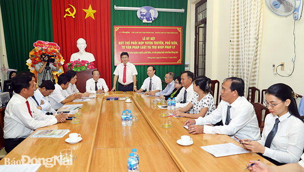 Tổng biên tập Báo Đồng Nai Đào Văn Tuấn phát biểu tại lễ ký kết. Ảnh: Huy Anh