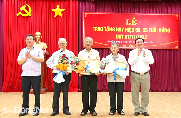 Đồng chí Nguyễn Hữu Định, Bí thư Huyện ủy Thống Nhất chúc mừng các đảng viên được trao tặng huy hiệu Đảng đợt này