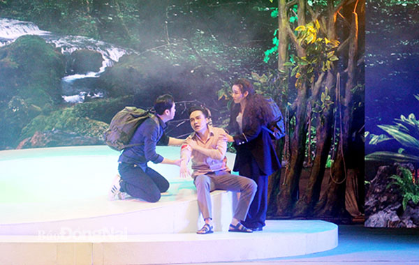 Một cảnh trong vở Sứ mệnh của Nhà hát Nghệ thuật Đồng Nai tham gia liên hoan. Ảnh: L.Na