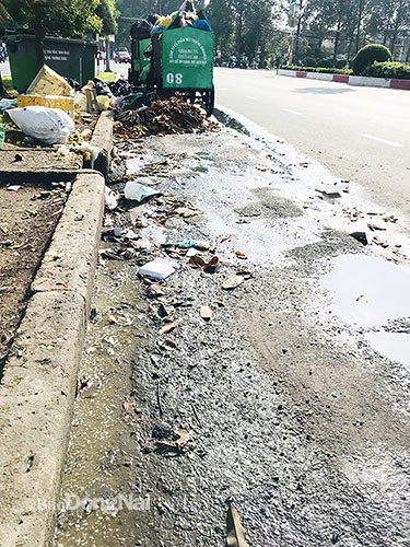 Tại điểm sang tiếp rác trên đường Nguyễn Ái Quốc (P.Trung Dũng, TP.Biên Hòa), nước rỉ rác đọng lại thành một lớp bùn gây mùi hôi nồng nặc. Ảnh: P.Liễu