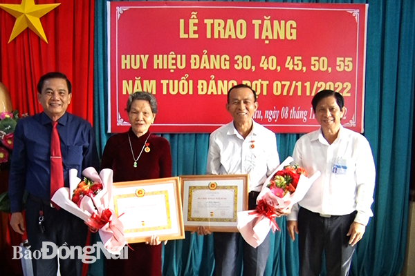 Lãnh đạo Huyện ủy Vĩnh Cửu trao huy hiệu Đảng cho các đảng viên