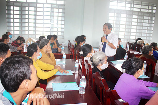 Luật sư Nguyễn Đức (Hội Luật gia tỉnh) tuyên truyền pháp luật về đất đai, dân sự cho người dân tại xã Phú Cường (H.Định Quán). Ảnh: Đ.Phú