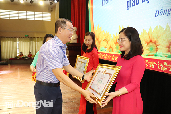Phó giám đốc Sở Tư pháp Phan Quang Tuấn trao tặng bằng khen của UBND tỉnh cho các tập thể, cá nhân đã có thành tích xuất sắc trong 10 năm thực hiện Luật PBGDPL