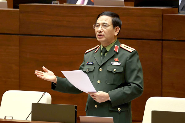 Bộ trưởng Quốc phòng Phan Văn Giang phát biểu giải trình, làm rõ một số vấn đề đại biểu Quốc hội nêu. Ảnh: TTXVN