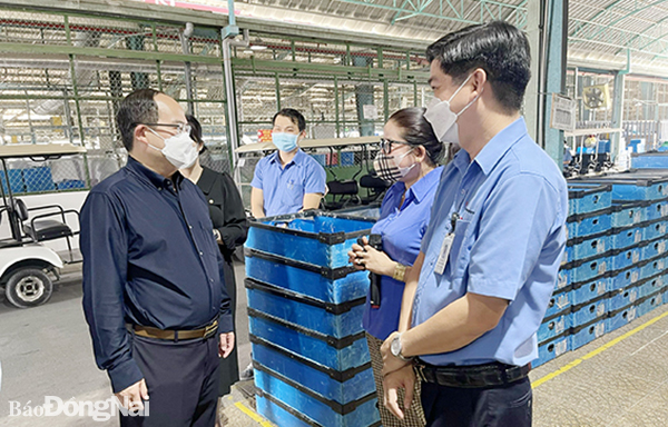 Phó bí thư Tỉnh ủy, Trưởng đoàn Đại biểu Quốc hội tỉnh Quản Minh Cường (trái) thăm xưởng sản xuất của Công ty TNHH Changshin Việt Nam (H.Vĩnh Cửu). Ảnh: P.Hằng