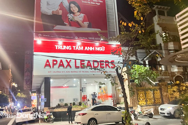 Trung tâm Anh ngữ Apax Leaders tại địa chỉ chỉ Số 1 đường N11 (P.Thống Nhất) hiện chỉ có bảo vệ làm nhiệm vụ, ngoài ra không có bất cứ nhân viên nào trực tại đây