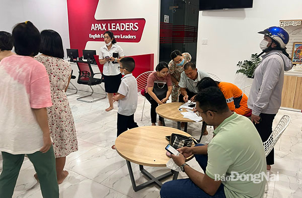 Nhiều phụ huynh đang tập hợp các khoản học phí đã đóng cho Trung tâm Anh ngữ Apax Leaders để gửi các cơ quan chức năng yêu cầu giải quyết