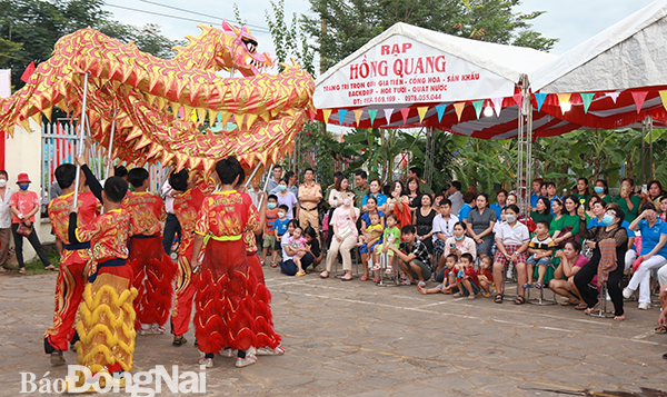 Người dân biểu diễn và xem múa lân trong Ngày hội Đại đoàn kết toàn dân tộc năm 2022 tại ấp Tân Thành, xã Thanh Bình (H.Trảng Bom). 