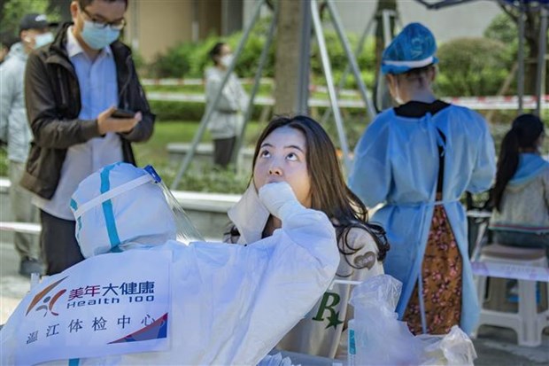 Nhân viên y tế lấy mẫu xét nghiệm COVID-19 cho người dân tại tỉnh Tứ Xuyên, Trung Quốc, ngày 17-9. Ảnh: AFP/ TTXVN