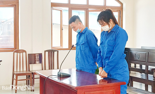 2 bị cáo Trịnh Thị Thu và Đào Văn Đáng tại phiên tòa xét xử ngày 10-11. Ảnh: T.Tâm