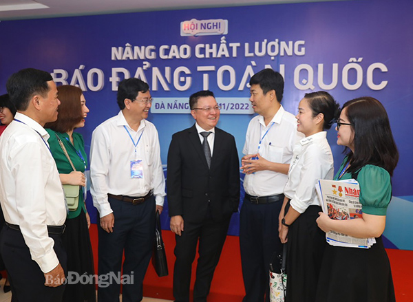 Nhà báo Lê Quốc Minh trao đổi cùng các đại biểu của đoàn tỉnh Đồng Nai. Ảnh: Huy Anh