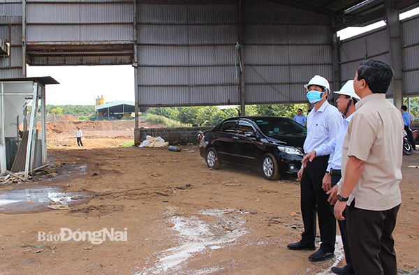 Phó chủ tịch UBND Võ Văn Phi kiểm tra lò đốt bị cháy tại Khu xử lý Xuân Mỹ (H.Cẩm Mỹ). Ảnh: Hoàng Lộc