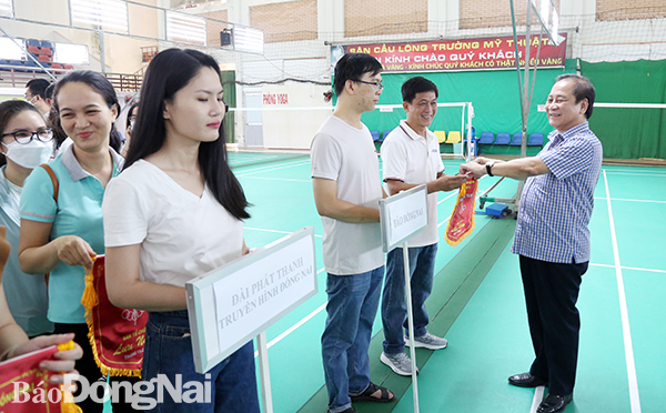 Giám đốc Bảo hiểm xã hội tỉnh Phạm Minh Thành trao cờ lưu niệm cho các đơn vị tham gia hội thao