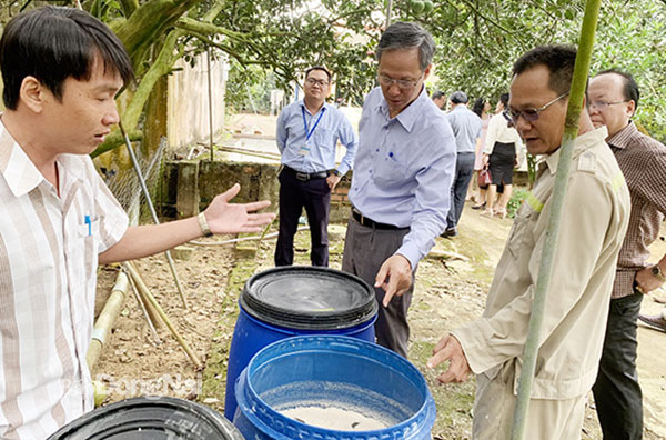 Nông dân xã Bình Lợi (H.Vĩnh Cửu) thực hiện phân loại rác tại nguồn, tận dụng nguồn rác hữu cơ để ủ phân bón cho sản xuất sạch. Ảnh: B.Nguyên