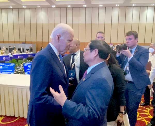 Thủ tướng Chính phủ Phạm Minh Chính trao đổi với Tổng thống Hoa Kỳ Joe Biden. Ảnh: TTXVN