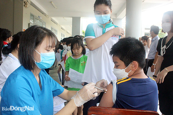 Điều dưỡng Trạm Y tế P.Trảng Dài (TP.Biên Hòa) tích cực tham gia công tác tiêm vaccine phòng Covid-19 cho người dân trên địa bàn. Ảnh: H.Dung