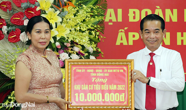 Chủ tịch HĐND tỉnh Thái Bảo trao biểu trưng trị giá 10 triệu đồng của Tỉnh ủy - HĐND - UBND - Ủy ban MTTQVN tỉnh cho khu dân cư tiêu biểu năm 2022 ấp An Hòa