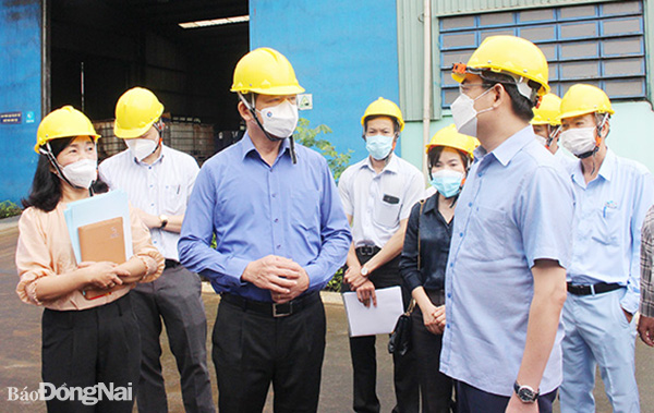 Ủy viên Trung ương Đảng, Bí thư Tỉnh ủy Nguyễn Hồng Lĩnh kiểm tra thực tế Khu xử lý rác Tây Hòa (H.Trảng Bom). Ảnh: H.Lộc