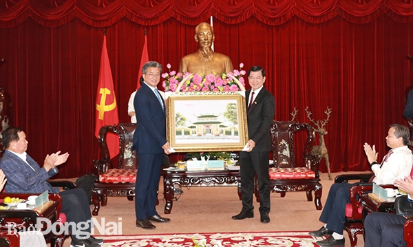 Ủy viên Trung ương Đảng, Bí thư Tỉnh ủy Nguyễn Hồng Lĩnh (bên phải) tặng quà lưu niệm cho Thị trưởng Q.Yuseong (Hàn Quốc) Chung Yong Rae. Ảnh: S.Thao