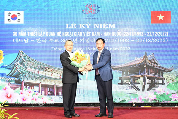 Phó chủ tịch UBND tỉnh Võ Tấn Đức tặng hoa cho ông Kwon Sun Chil, Phó tổng lãnh sự Hàn Quốc tại TP.HCM. Ảnh: Hương Giang