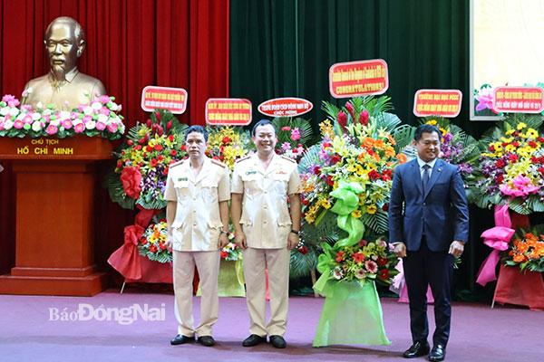 Tổng lãnh sự vương quốc Campuchia tặng hoa chúc mừng Ngày Nhà giáo Việt Nam tại Trường Cao đẳng ANNDI. Ảnh: Nguyệt Hà