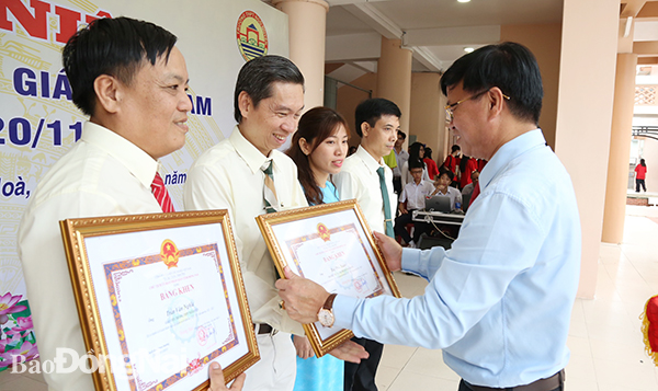 Chủ tịch UBND tỉnh Cao Tiến Dũng tặng bằng khen cho Tập thể sư phạm Trường THPT Ngô Quyền có thành tích xuất sắc trong 2 năm học liên tiếp 2020-2021 và 2021-2022.