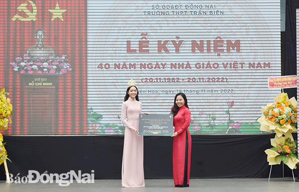 Hoa hậu Hoàn cầu Việt Nam 2022 Phạm Kim Ngân, cựu học sinh của trường THPT Trấn Biên tặng 20 triệu đồng cho quỹ học bổng của nhà trường