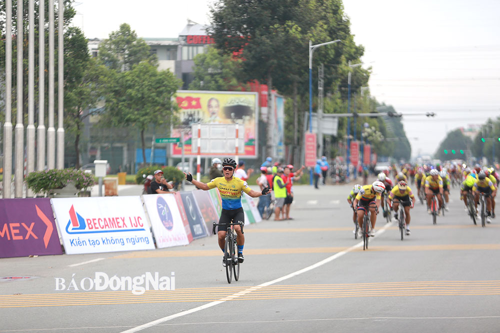 Tay đua Nguyễn Hoàng Sang (Sài Gòn Velo) chiến thắng ở chặng cuối