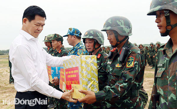Đồng chí Nguyễn Hồng Lĩnh, Ủy viên Trung ương Đảng, Bí thư Tỉnh ủy tặng quà, động viên các đơn vị diễn tập