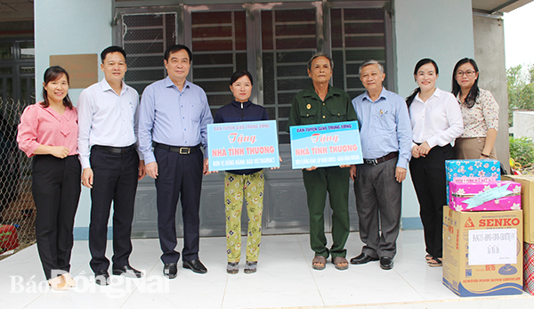 Phó trưởng ban Tuyên giáo Trung ương Phan Xuân Thủy cùng lãnh đạo các cơ quan, ban ngành của trung ương, tỉnh, địa phương bàn giao nhà tình thương cho các hộ gia đình