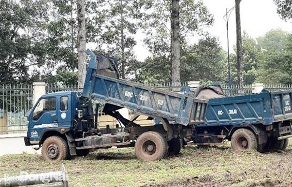 Các xe tải chở chất thải đổ ra môi trường bị lực lượng công an tạm giữ