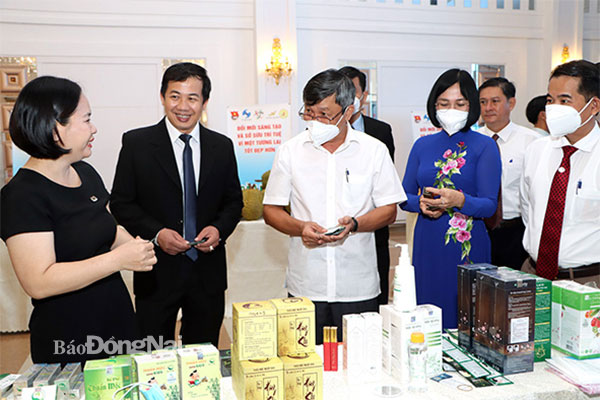 Lãnh đạo tỉnh tham quan một gian trưng bày các sản phẩm khởi nghiệp của địa phương tại một hội nghị về đổi mới sáng tạo trên địa bàn Đồng Nai. Ảnh: Lê Cảnh