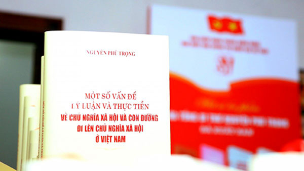 Cuốn sách Một số vấn đề lý luận và thực tiễn về chủ nghĩa xã hội và con đường đi lên chủ nghĩa xã hội ở Việt Nam của Tổng bí thư Nguyễn Phú Trọng. Ảnh: tapchicongsan.org.vn