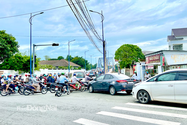 Khu vực cầu Hiệp Hòa (P.Thống Nhất, TP.Biên Hòa) thường xuyên xảy ra ùn tắc giao thông vào các khung giờ cao điểm trong ngày. Ảnh: Đ.Tùng