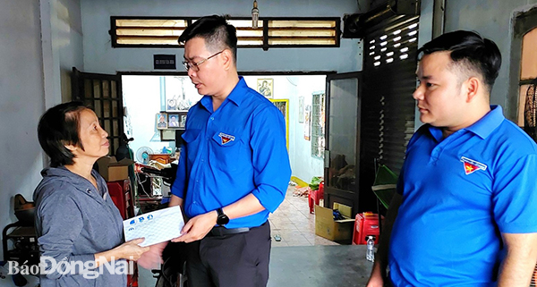 Phó bí thư thường trực Tỉnh đoàn Võ Văn Trung (giữa) thăm, động viên và tặng quà gia đình có nạn nhân tử vong do tai nạn giao thông tại H.Trảng Bom (Ảnh: Tỉnh đoàn cung cấp)