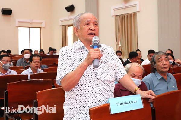 Các cử tri tham gia ý kiến tại buổi tiếp xúc