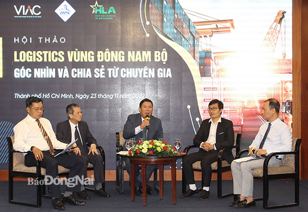 Chuyên gia chia sẻ tại hội thảo. Ảnh: Văn Gia