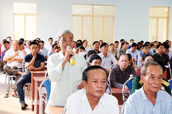 Các cử tri H.Xuân Lộc phát biểu ý kiến tại buổi tiếp xúc. Ảnh: Thành Nhân