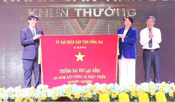 Đồng chí Hồ Thanh Sơn, Phó bí thư thường trực Tỉnh ủy trao tặng bức trướng của UBND tỉnh cho Trường đại học Lạc Hồng nhân kỷ niệm 25 năm thành lập trường