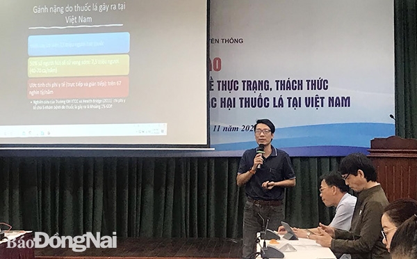 Chuyên gia trình bày tại hội thảo Thực trạng, thách thức và giải pháp trong phòng, chống tác hại thuốc lá tại Việt Nam