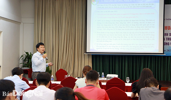 Ông Đinh Xuân Thắng, Phó Vụ trưởng Vụ tuyên truyền, Ủy ban Dân tộc trình bày nội dung tại lớp tập huấn