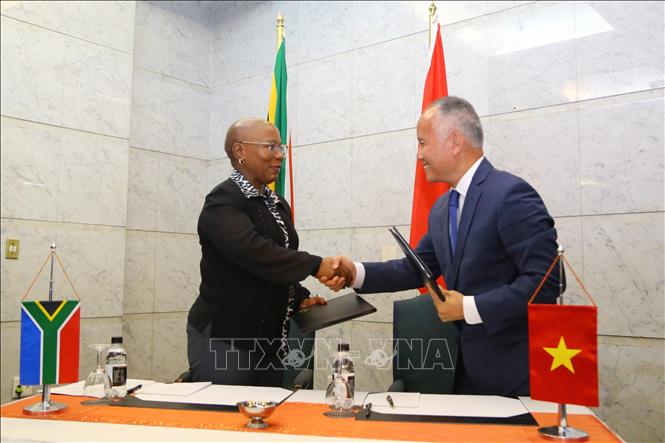 Thứ trưởng Bộ Công Thương Việt Nam Trần Quốc Khánh và Thứ trưởng Bộ Thương mại, Công nghiệp và Cạnh tranh Nam Phi Nomalungelo Gina trao đổi biên bản kỳ họp. Ảnh: TTXVN