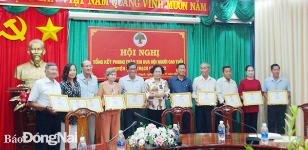 Chủ tịch Hội NCT huyện Phan Thị Hiếu trao giấy khen cho các tập thể và cá nhân có thành tích xuất sắc trong công tác hội năm 2022