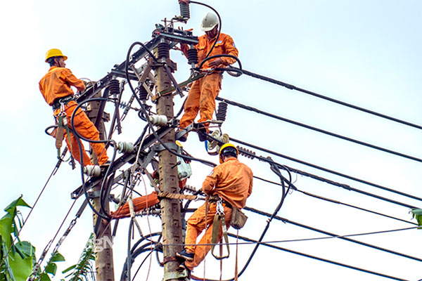 10 tháng của năm 2022, Điện lực Đồng Nai đã kiểm tra định kỳ hệ thống điện trở tiếp địa tại 28/28 trạm biến áp 110kV. Trong ảnh: Công nhân Điện lực Long Khánh đang bảo trì, bảo dưỡng thiết bị điện tại trụ đầu tuyến 22kV mạch kép 473-475 Gia Liêu - Quốc lộ 1, nhằm đảm bảo cung cấp điện cho khu vực TP.Long Khánh