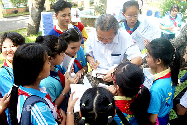 Nhà văn Nguyễn Thái Hải tặng sách cho học sinh trên địa bàn TP.Biên Hòa. Ảnh: My Ny