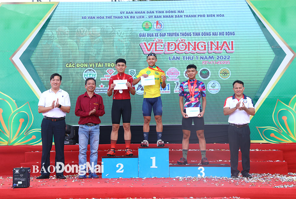 Phó giám đốc Sở VH-TTDL Bùi Thanh Nam (bìa trái) cùng các thành viên ban tổ chức trao giải cho các tay đua giành thứ hạng cá nhân nhóm 16-35 tuổi hệ trong tỉnh 