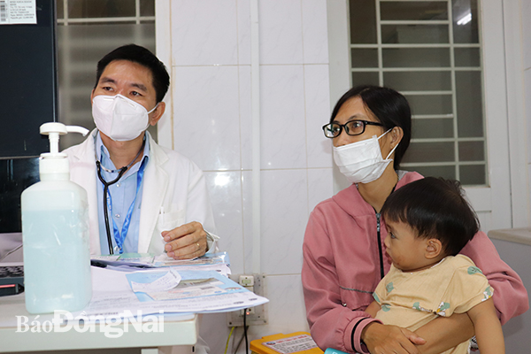  Bác sĩ Bệnh viện Đa khoa khu vực Long Khánh khám bệnh cho bệnh nhi