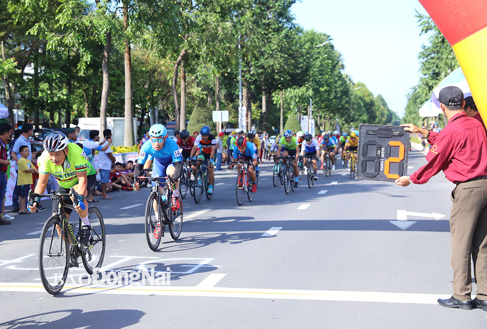 Các tay đua thi đấu vòng quanh trên trục lộ đường Nguyễn Ái Quốc. Ảnh: Huy Anh