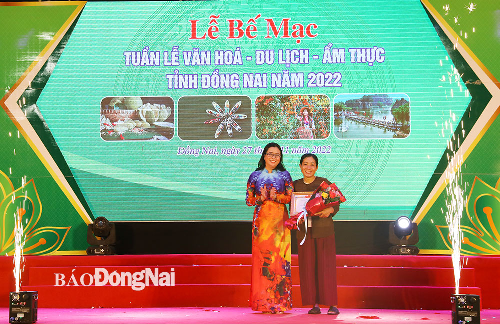 Giám đốc Sở VH-TTDL Lê Thị Ngọc Loan trao giải nhất cho đại diện gian hàng trưng bày đẹp nhất